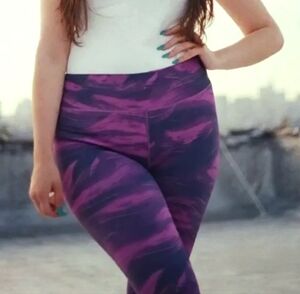Nola Maroon Wave-Print Athletic Leggings